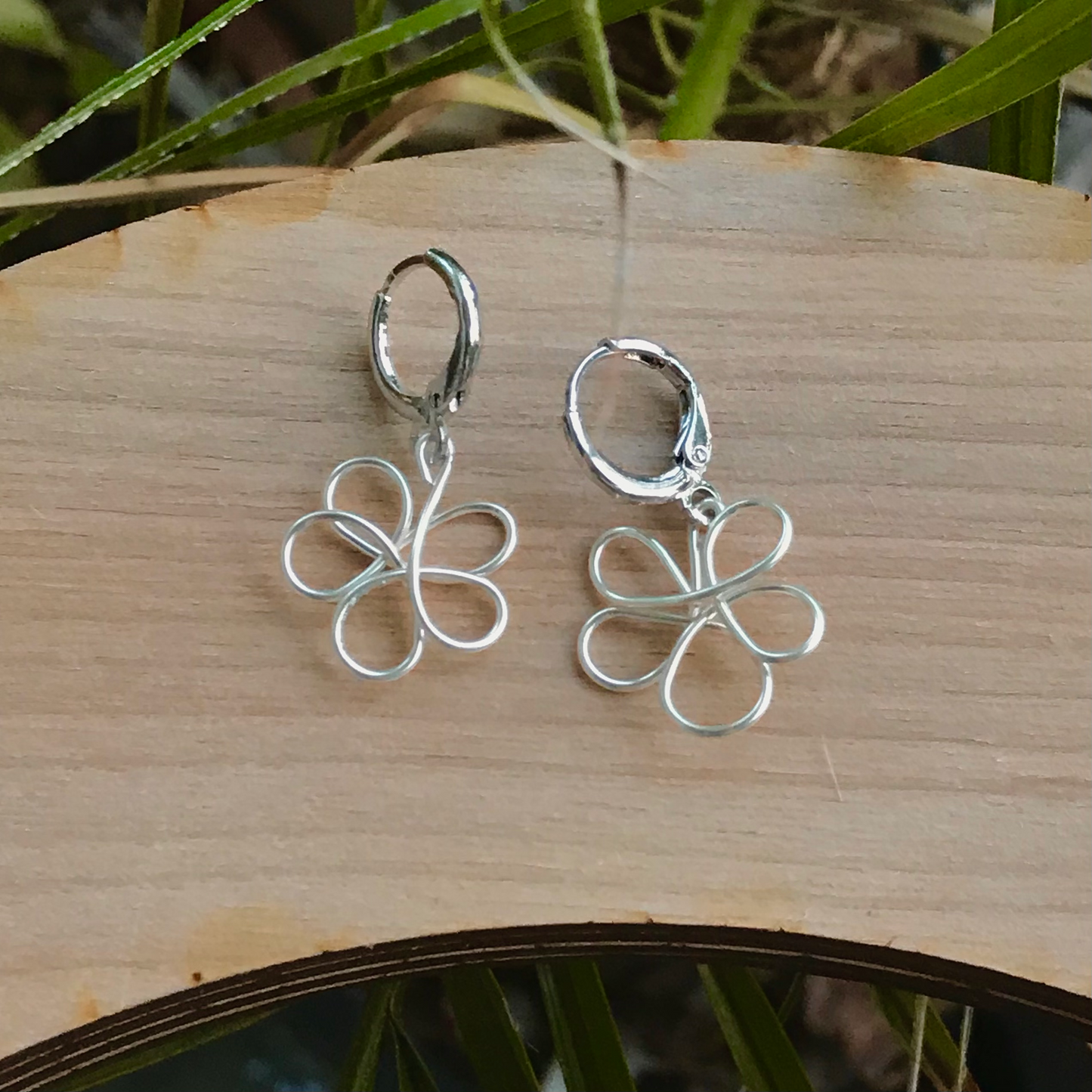 Mini Flower Wire Huggies